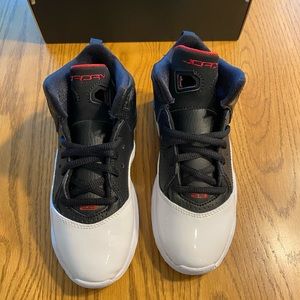 Boys Jordan B’Loyal Basketball Shoes